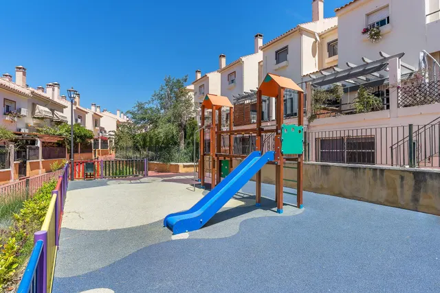 ADOSADA EN URBANIZACIÓN EN HUETOR VEGA — 41