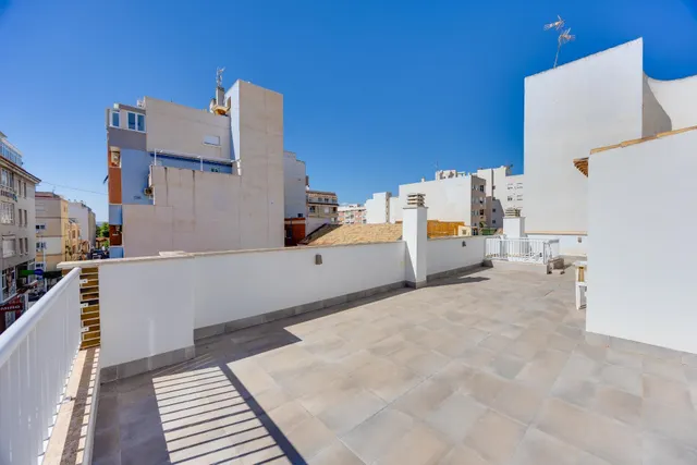 Casa adosada reformada en el centro de Torrevieja – calle la paz — 25