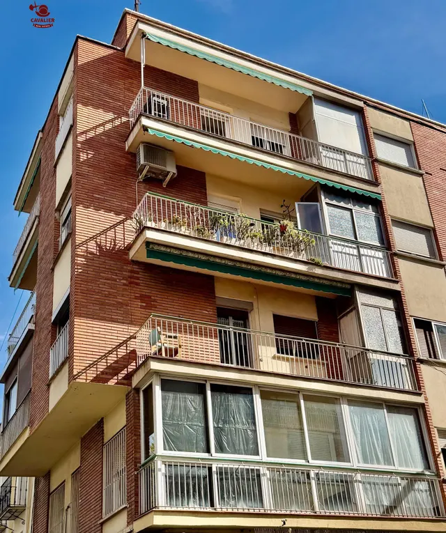 Piso exterior de 88m2 con 4 dormitorios para REFORMA INTEGRAL, con soleado salon comedor con acceso directo a una luminosa terraza exterior y cocina con tendedero,. — 25