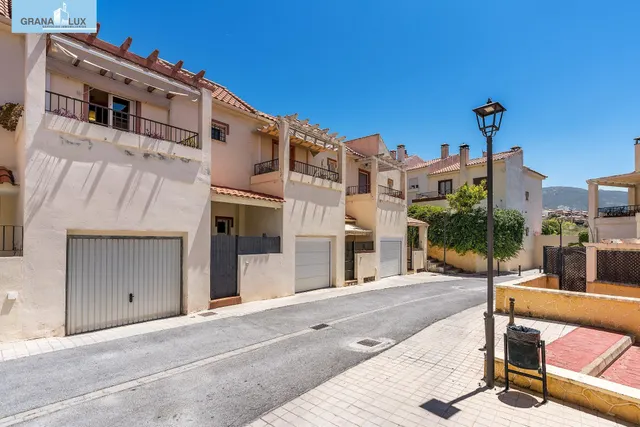 ADOSADA EN URBANIZACIÓN EN HUETOR VEGA — 47