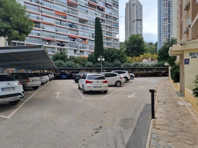 Amplio piso con 3 dormitorios en zona Rincon de Loix. — 30