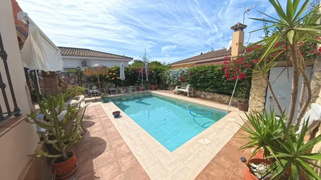 Chalet urbano reformado con piscina, placas solares y todas  - foto 5