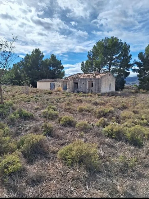 TERRENO CON CASA DE ALBERGUE EN VILLENA