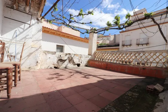 Casa de dos plantas en Hueneja