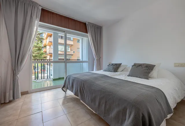 Piso familiar de 4 dormitorios con dos terrazas y piscina en el centro de Fuengirola — 10
