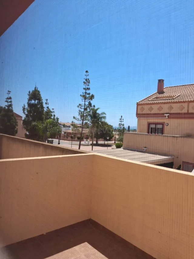Chalet adosado en Los Alcázares con garaje, jardín, terraza  - foto 3