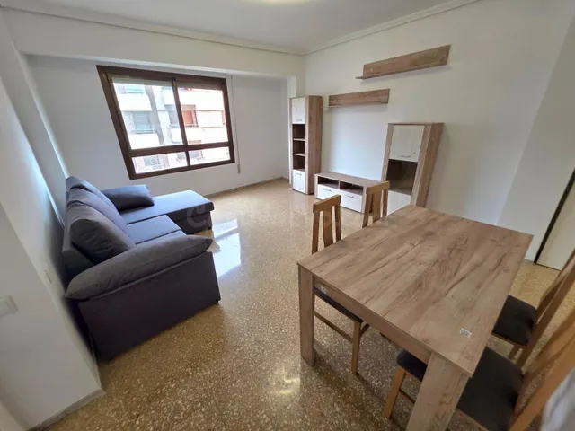 Amplia Vivienda Semireformada con Ascensor en Parque Ribalta - foto 3