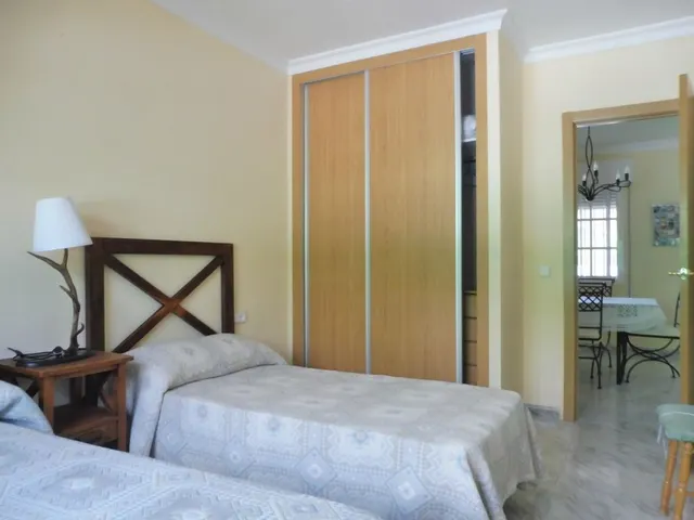 Chalet de 3 dormitorios con 2221m2 de parcela y vistas panorámicas — 10
