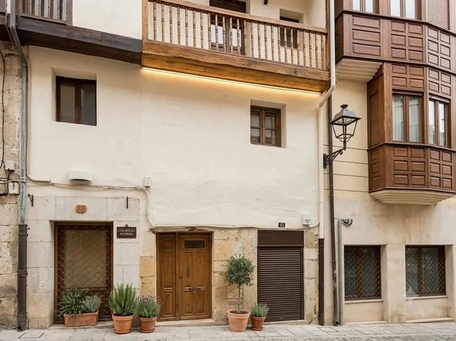 Amplia Casa en Medina de Pomar con Local Comercial y Potenci