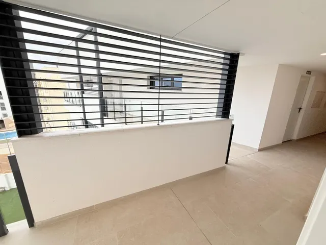 Luminoso apartamento semi-nuevo con terraza, piscina y parking — 33