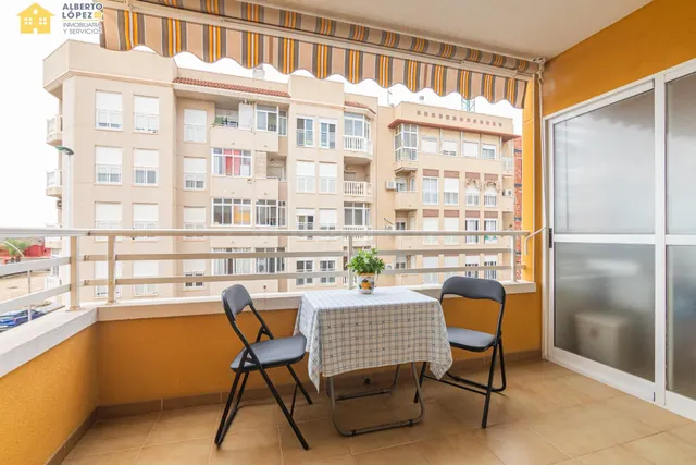 Piso soleado esquina con terraza y piscina comunitaria en El Altet — 2
