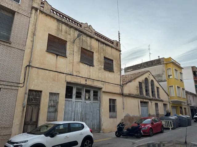 SOLAR URBANO EN EL CENTRO DE OLIVA. - foto 2