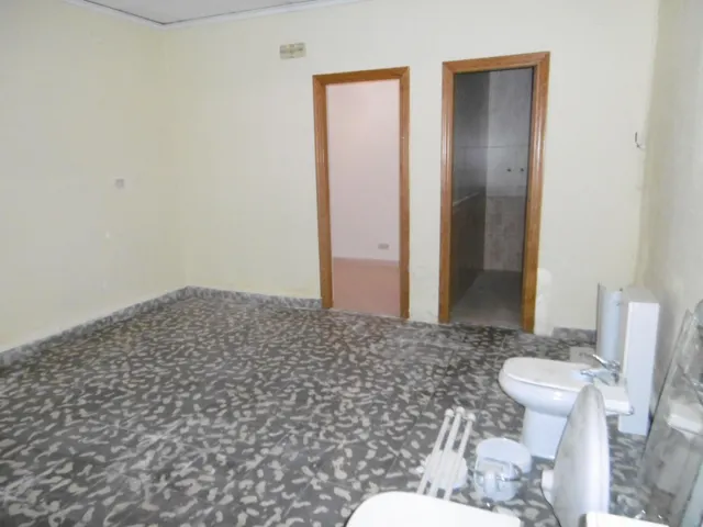 LOCAL COMERCIAL CON MUCHA FACHADA — 8