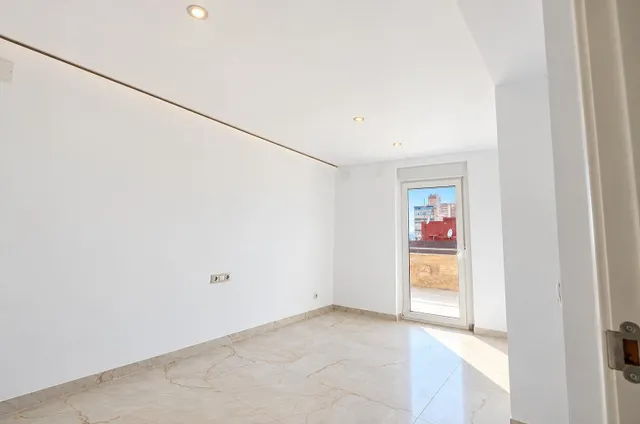 Se vende atico 5 habitaciones  totalmente reformado con vistas al mar  en pleno centro d Benidorm — 18