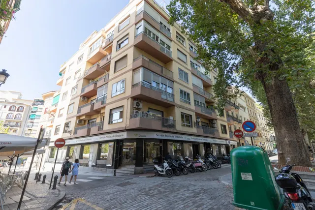 Piso en esquina con terraza y vistas a Plaza Mariana Pineda, Granada — 45
