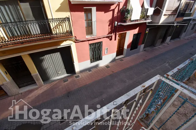 ¡OPORTUNIDAD DE INVERSIÓN! CASA CON BALCÓN Y PATIO EN EL CENTRO — 32