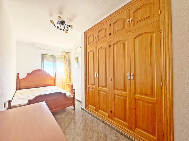 Amplio piso en esquina todo exterior con terraza y vistas al mar junto a Vialia y Avenida de Andalucía. — 36