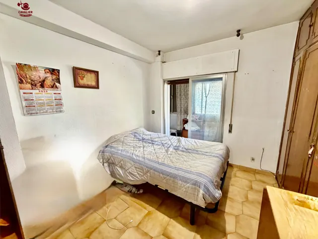 Piso exterior de 88m2 con 4 dormitorios para REFORMA INTEGRAL, con soleado salon comedor con acceso directo a una luminosa terraza exterior y cocina con tendedero,. — 17
