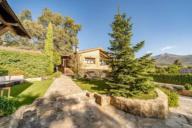 Chalet unifamiliar independiente de 320 m2 parcela de 992 con piscina y certificación A — 3