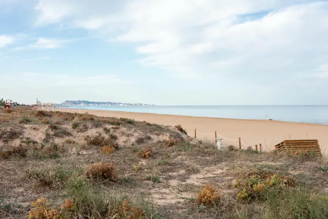 Vive el mar desde casa: parcela exclusiva en primera línea de playa en Xeraco — 5