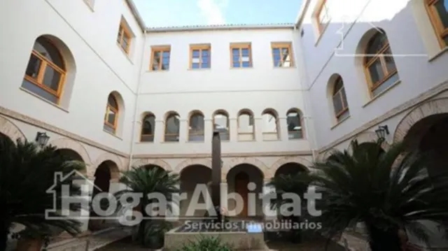 MUY AMPLIO CON BALCÓN Y ASCENSOR — 45