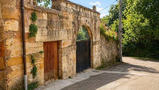 CASA ADOSADA EN UN ENTORNO PRIVILEGIADO.- — 28