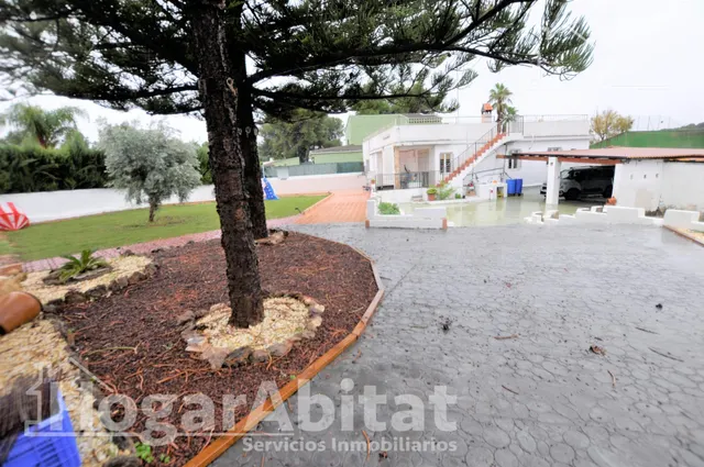 ¡Magnífico chalet! Amplio y lleno de luz, con piscina, terraza, garaje y parcela — 40