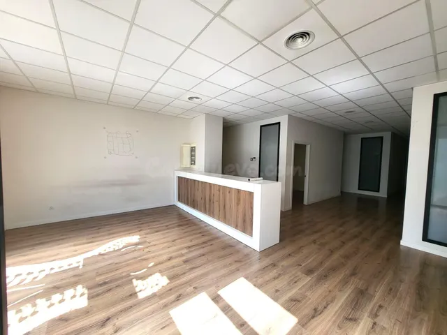 Amplio Local Comercial Reformado en el Almaig, Ontinyent — 3