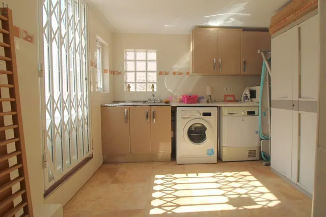 Chalet independiente con piscina privada, jardín y garaje en El Chaparral, Torrevieja — 20