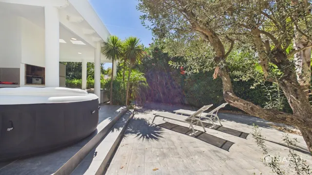 Casa moderna con cuatro habitaciones, piscina y garaje — 17