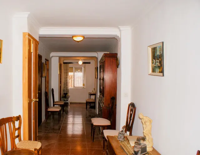 Amplia casa con patio interior en Font de la Figuera — 7