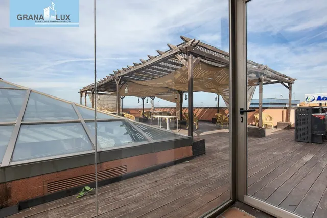 Espectacular edificio a las puertas de Granada , con un uso terciario , con 5 plantas. — 32