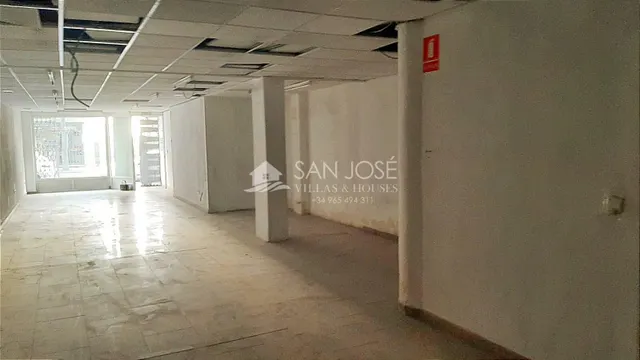 SE VENDE O ALQUILA LOCAL CENTRICO EN ELCHE — 5