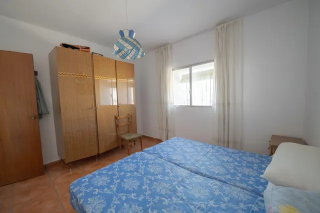 GRAN PARCELA CON VIVIENDA UNIFAMILIAR, 3 APARTAMENTOS, PISCINA Y VISTAS PANORÁMICAS EN PADUL (GRANADA) — 1.430 m2 DE TERRENO — 29