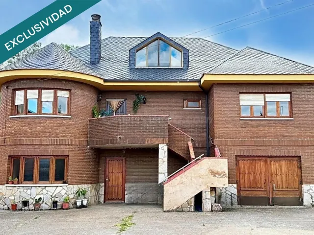CASA UNIFAMILIAR con JARDÍN y Local en C/La Puente - Azadino
