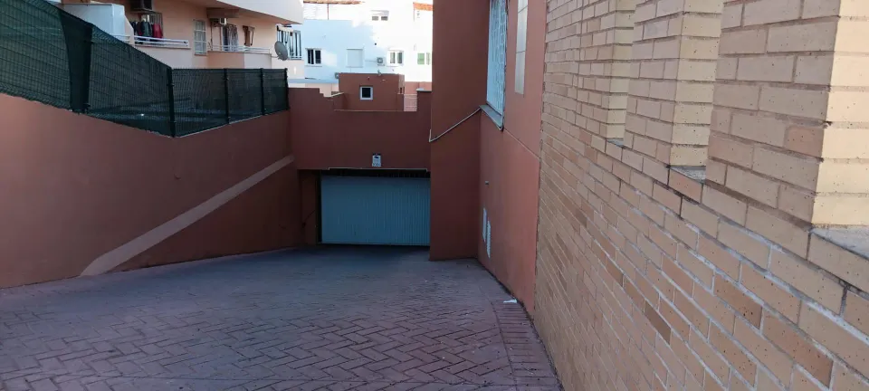 SE ALQUILA PLAZA DE APARCAMIENTO EN TORREMOLINOS, ZONA BARBARELA.