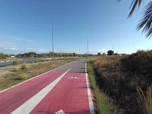 Parcela de 7.677 m2 fachada a carretera via parque Alicante - Elche — 7