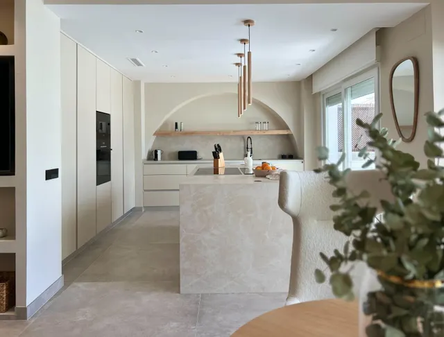Espectacular vivienda reformada con jardín privado en Palm Beach, Marbella — 20