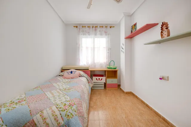 Apartamento de dos dormitorios con piscina comunitaria en el centro de Torrevieja — 24