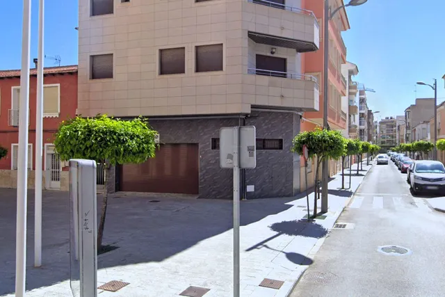 Parcela esquinera central en el lado del Parque Alfonso XIII. Posibilidad de construir 5 plantas (baja+4) con vistas al mar desde las superiores. Aprox. 785 m2 con 11 apartamentos y piscina interior. — 10