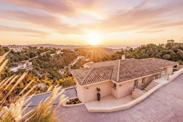 Espectacular villa con vistas panorámicas al mar en la exclusiva urbanización Mas Nou — 24