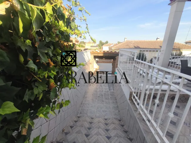 Pareado con piscina independiente — 11