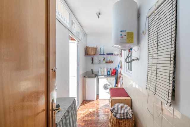 Gran Casa en Esquina en Atarfe – 4 Dormitorios, Piscina, Garaje y Espacio Comercial — 36