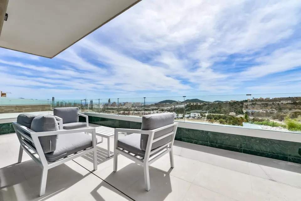 FABULOSO ÁTICO EN RESIDENCIAL DE LUJO CON VISTAS AL MAR EN FINESTRAT.