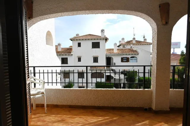Apartamento con piscina comunitaria, Alicante, Orihuela Costa. 2 habitaciones, 71 m2, 600 metros del mar — 12