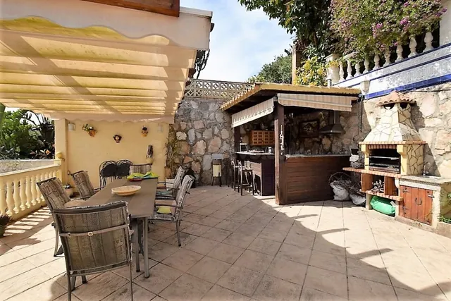 Chalet con grandes terrazas, piscina y apartamento. - foto 4