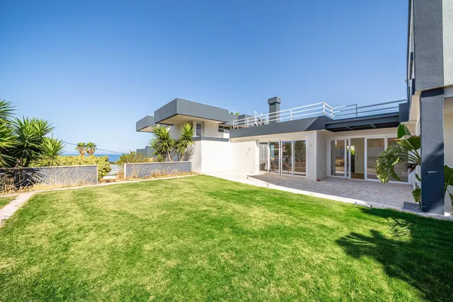 Exclusivo chalet completamente reformado con vistas al mar en Bahía Azul — 25