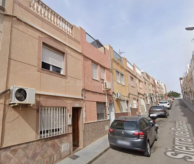 SE VENDE piso OKUPA en C Sierra Bacares 93 de Almería - foto 3