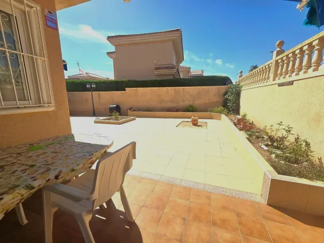 Amplia villa (aprox. 98 m2 + terrazas y garaje) con 3 dormitorios, 2 baños y gran piscina comunitaria. Cerca de colegios y comercios, y a solo 1,5 km de las playas de Punta Prima. — 9