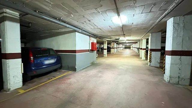 Se vende plaza de parquing para coche mediano en la zona del Parc del Estatut. — 7